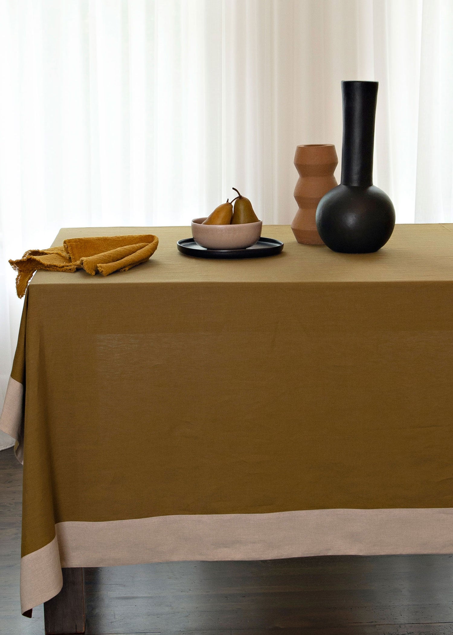 Styled dining table at Belinda Gallo's home, founder of In The Sac linen and Palinopsia Ceramics dinner set in Sabe
